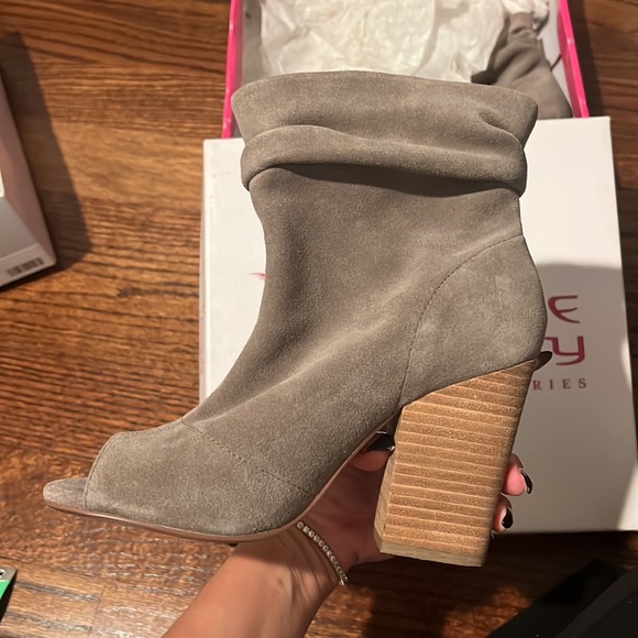 Chinese laundry 6.5 open toe slouchy ankle boot. Gray suede stack heel - Picture 3 of 3